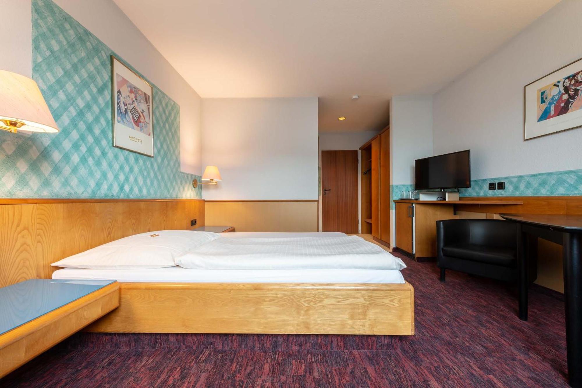Enjoyhotel Garni Korntal Stuttgart B&B Parkplatz Sprinter 외부 사진